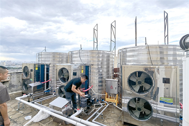 广东揭阳丽枫酒店采用碧涞高效常压直热一体机组，安装便捷，提升热水舒适度