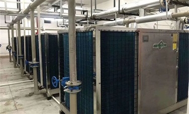 工厂选用空气能热泵热水机组，热水量大、稳定更省电